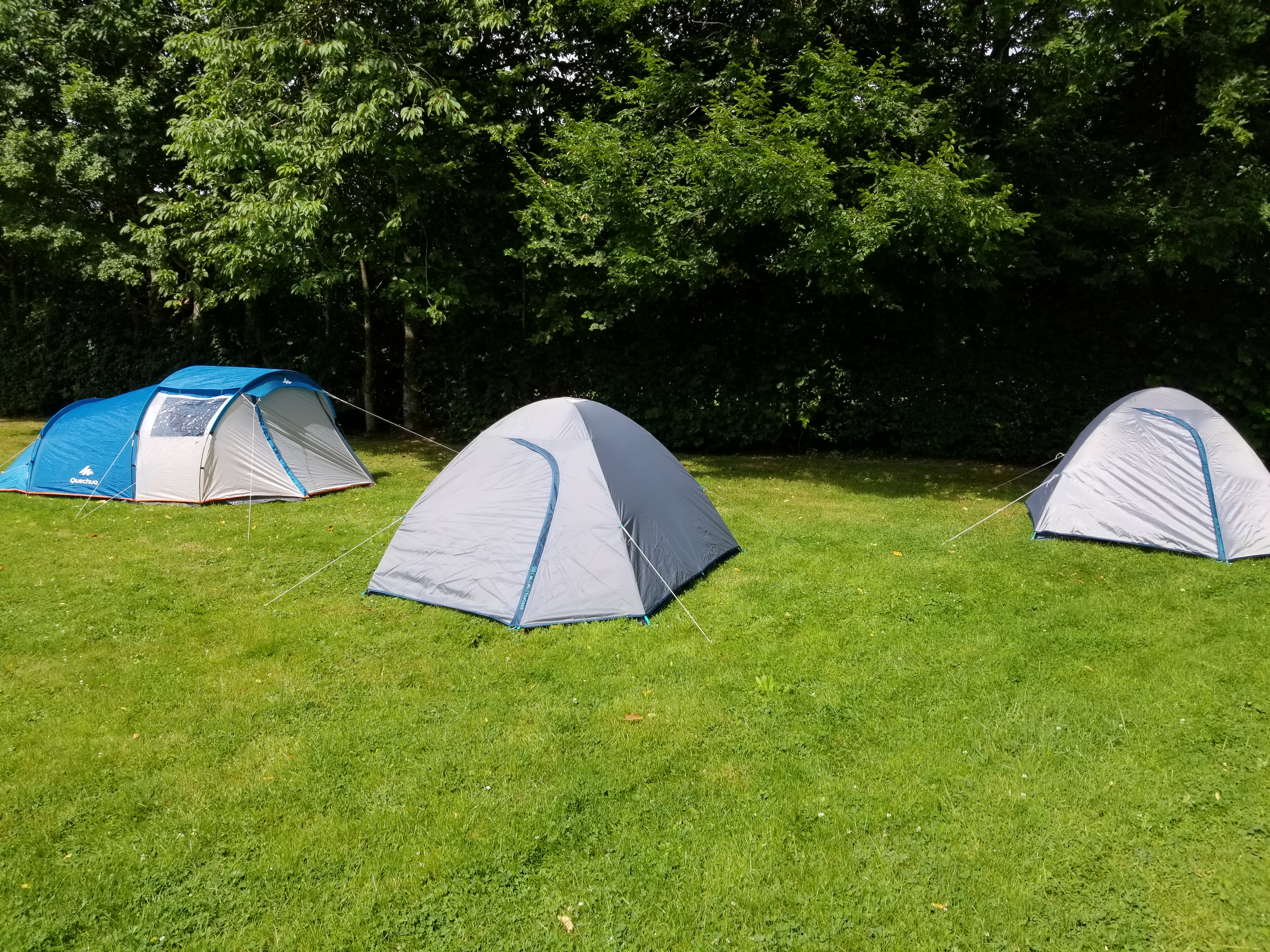 Les tentes VéloLéger installées au camping du Champ Passais à Domfront-en-Poiraie | Hébergements pour cyclotouristes et randonneurs