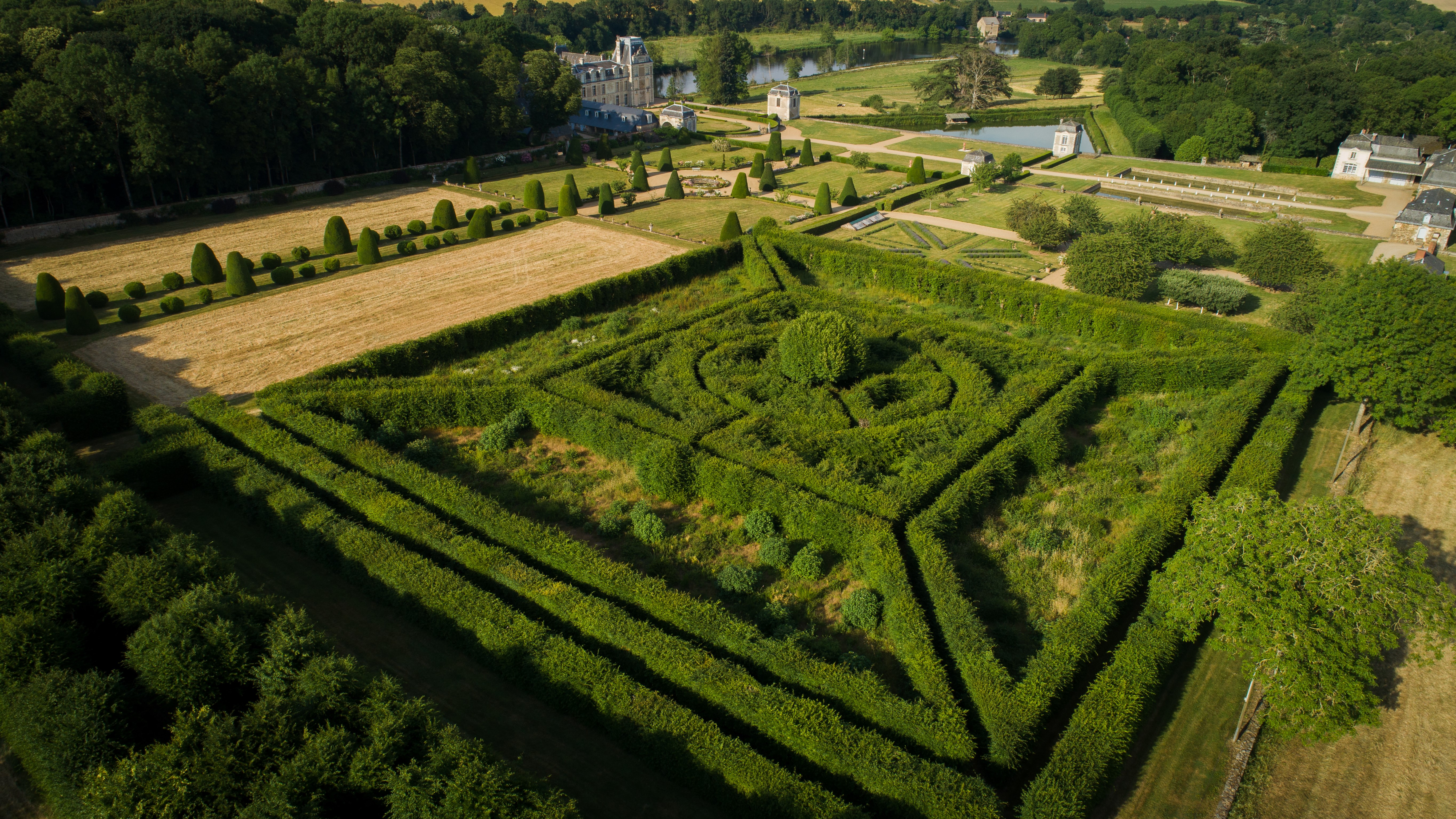 Le jardin du château de la Roche-Neuville